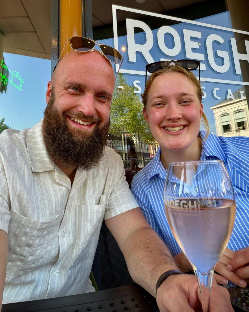 Tim & Noor op terras bij ROEGH